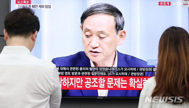 【서울=뉴시스】박주성 기자 = 지난 2일 오전 서울 용산구 전자랜드에서 시민들이 일본의 한국 '화이트리스트 '제외 관련 방송을 시청하고 있다. 2019.08.02. park7691@newsis.com