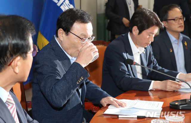 【서울=뉴시스】고승민 기자 = 2일 서울 여의도 국회에서 열린 더불어민주당 일본경제침략 관련 비상대책 연석회의에서 이해찬 대표가 모두발언 전 물을 마시고 있다. 2019.08.02. kkssmm99@newsis.com