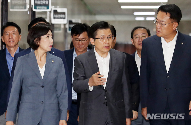 【서울=뉴시스】이종철 기자 = 2일 서울 여의도 국회에서 열린 자유한국당 일본수출규제대책특위 긴급회의에 참석하는 황교안 대표가 나경원 원내대표, 정진석 위원장과 심각하게 의견을 나누고 있다. 2019.08.02. jc4321@newsis.com