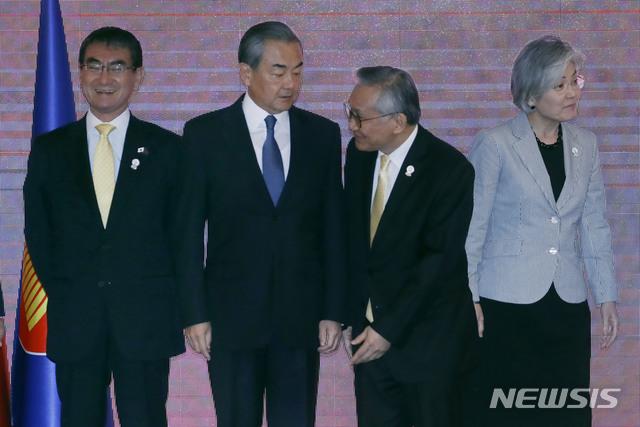【방콕(태국)=뉴시스】최동준 기자 = 강경화(오른쪽) 외교부 장관이 2일(현지시간) 태국 방콕 센타라 그랜드 호텔에서 열린 아세안+3 외교장관회의에서 돈 쁘라맛위나이 태국 외교장관, 왕이(왼쪽 두번째) 중국 외교부장, 고노 다로(왼쪽) 일본 외무상 등 각국 대표들과 기념촬영을 하고 있다. 2019.08.02.&nbsp; photocdj@newsis.com