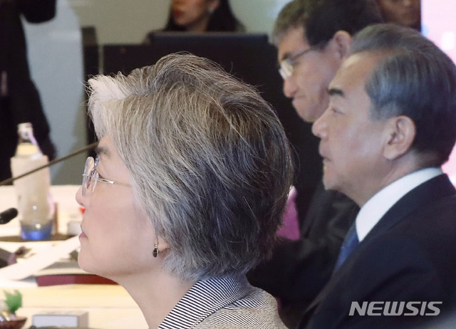 【방콕(태국)=뉴시스】최동준 기자 = 강경화 외교부 장관이 2일(현지시간) 태국 방콕 센타라 그랜드 호텔에서 열린 아세안+3 외교장관회의에 참석하고 있다. 왼쪽부터 강 장관, 왕이 중국 외교부장, 고노 다로 일본 외무상. 2019.08.02. photocdj@newsis.com