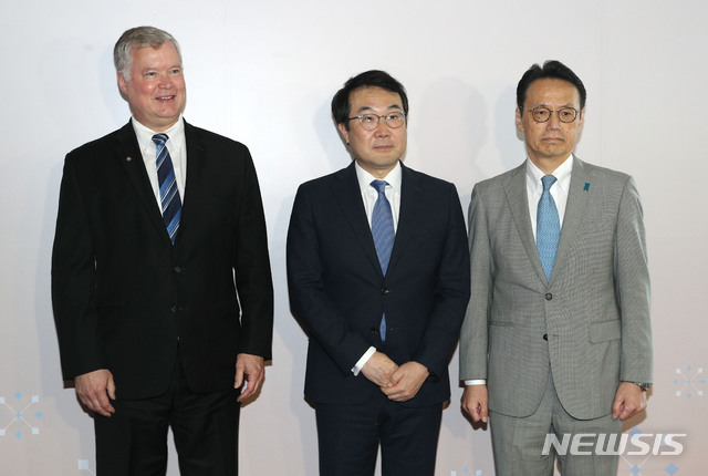 【방콕(태국)=뉴시스】최동준 기자 = 아세안지역안보포럼(ARF)을 계기로 태국을 찾은 한·미·일 북핵 수석대표들이 지난 2일(현지시간) 방콕 센타라 그랜드호텔에 마련된 미디어센터에서 만나 포즈를 취하고 있다. 왼쪽부터 스티븐 비건 미 국무부 대북정책특별대표, 이도훈 한반도평화교섭본부장, 가나스기 겐지 일본 외무성 아시아대양주국장. 2019.08.02. photo@newsis.com