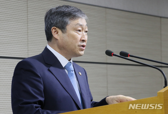 【세종=뉴시스】강종민 기자 = 박백범 교육부 차관이 2일 오후 정부세종청사에서 서울·부산 자율형사립고 10개교에 대한 지정 취소 동의 여부에 대한 심의 결과를 발표하고 있다. 2019.08.02.&nbsp;&nbsp; ppkjm@newsis.com