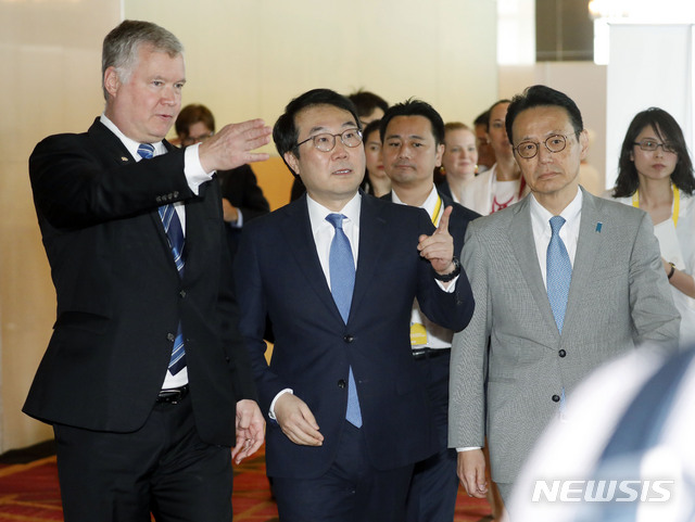 【방콕(태국)=뉴시스】최동준 기자 = 아세안지역안보포럼(ARF)을 계기로 태국을 찾은 한·미·일 북핵 수석대표들이 2일(현지시간) 방콕 센타라 그랜드호텔에 마련된 미디어센터로 들어서고 있다. 왼쪽부터 스티븐 비건 미 국무부 대북정책특별대표, 이도훈 한반도평화교섭본부장, 가나스기 겐지 일본 외무성 아시아대양주국장. 2019.08.17. photocdj@newsis.com