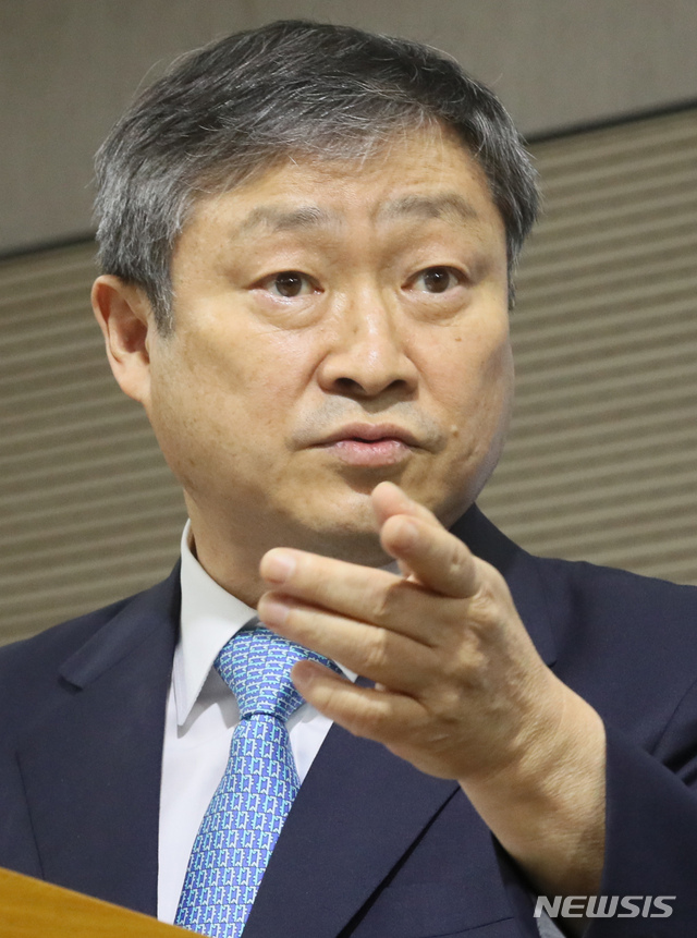 【세종=뉴시스】강종민 기자 = 박백범 교육부 차관이 지난 2일 오후 정부세종청사에서 서울·부산 자율형사립고 10개교에 대한 지정 취소 동의 여부에 대한 심의 결과를 발표하고 있다. 자사고와 학부모들은 자사고 지정취소를 받아들일 수 없다며 소송전과 함께 국정조사를 요구하고 나섰다. 2019.08.02. ppkjm@newsis.com