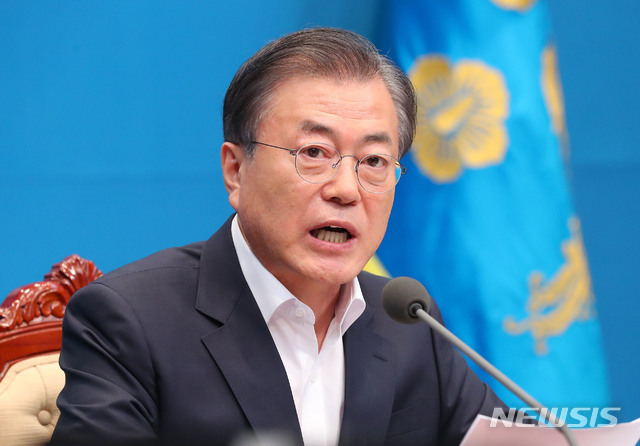 【서울=뉴시스】전신 기자 = 문재인 대통령이 2일 청와대 여민관에서 열린 긴급 국무회의에서 모두발언하고 있다.&nbsp; 이날 문 대통령은 "日, 백색국가 배제…대단히 무모한 결정"이라며 깊은 유감을 표했다. 또, "도전에 굴복하면 역사는 또 다시 반복된다"며, "국민의 위대한 힘을 믿고 정부가 앞장서겠다. 도전을 이겨낸 승리의 역사를 국민과 함께 또 한 번 만들겠다"고 밝혔다. 2019.08.02.&nbsp;&nbsp; photo1006@newsis.com 