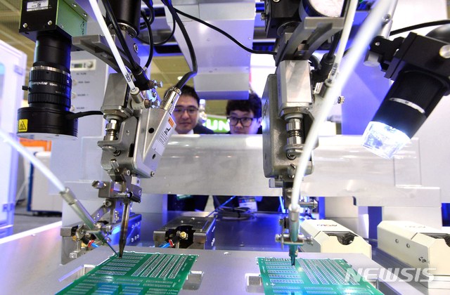 【광주=뉴시스】= 사진은 모든 전자제품의 기본이 되는 인쇄회로 기판에 부품을 용접해 붙이는 공정. 2019.08.02 (사진=뉴시스DB)