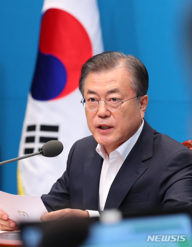 【서울=뉴시스】전신 기자 = 문재인 대통령이 2일 청와대 여민관에서 열린 긴급 국무회의를 주재하고 있다. 이날 문 대통령은 "日, 백색국가 배제…대단히 무모한 결정"이라며 깊은 유감을 표했다. 또, "도전에 굴복하면 역사는 또 다시 반복된다"며, "국민의 위대한 힘을 믿고 정부가 앞장서겠다. 도전을 이겨낸 승리의 역사를 국민과 함께 또 한 번 만들겠다"고 밝혔다. 2019.08.02.&nbsp; photo1006@newsis.com