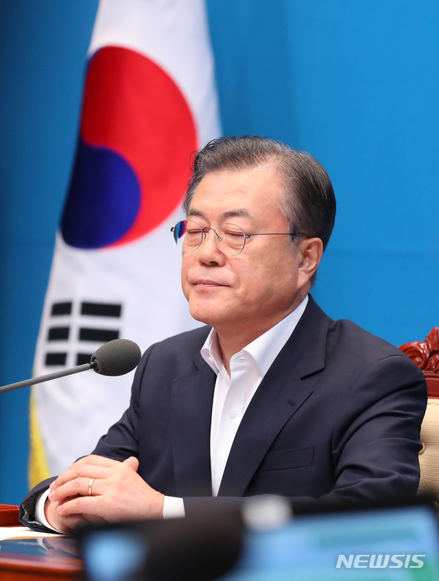 【서울=뉴시스】전신 기자 = 문재인 대통령이 2일 청와대 여민관에서 열린 긴급 국무회의에서 모두발언을 마친 후 잠시 생각에 잠겨 있다. 이날 문 대통령은 "日, 백색국가 배제…대단히 무모한 결정"이라며 깊은 유감을 표했다. 또, "도전에 굴복하면 역사는 또 다시 반복된다"며, "국민의 위대한 힘을 믿고 정부가 앞장서겠다. 도전을 이겨낸 승리의 역사를 국민과 함께 또 한 번 만들겠다"고 밝혔다. 2019.08.02.&nbsp;&nbsp; photo1006@newsis.com&nbsp;&nbsp; 