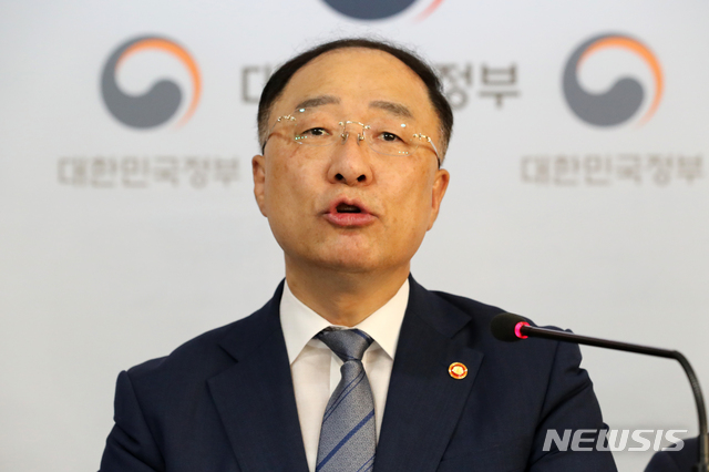 【서울=뉴시스】박진희 기자 = 홍남기 경제부총리 겸 기획재정부 장관이 2일 서울 종로구 정부서울청사에서 일본 정부의 백색국가(화이트리스트;수출 심사 간소화 우대국 명단) 한국 배제 조치에 따른 관계부처 합동브리핑을 하고 있다. 2019.08.02.&nbsp; pak7130@newsis.com
