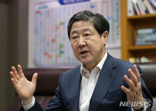 【서울=뉴시스】고승민 기자 = 사법개혁특별위원회 위원장으로 내정된 자유한국당 유기준 의원이 지난달 31일 서울 여의도 국회에서 뉴시스와 인터뷰를 하고 있다. 2019.08.03.kkssmm99@newsis.com