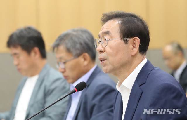 【서울=뉴시스】 전진환 기자 = 일본이 화이트리스트에서 한국 제외를 의결한 2일 오후 박원순 서울시장이 서울시청 영상회의실에서 시 간부들과 일본 수출규제 관련 대책회의를 하고 있다. 2019.08.02. amin2@newsis.com