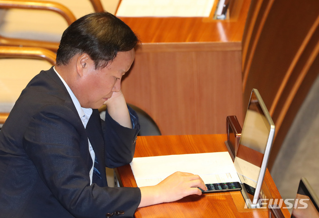 【서울=뉴시스】고승민 기자 = 2일 서울 여의도 국회에서 열린 제370회국회(임시회) 제1차 본회의에서 자유한국당 김재원 의원이 생각에 잠겨 있다. 예산결산특별위원장인 김 의원은 1일 저녁 추경 심사 중 술을 마셨다는 의혹이 제기돼 여론의 질타를 받고 있다. 2019.08.02. kkssmm99@newsis.com