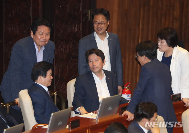 【서울=뉴시스】고승민 기자 = 2일 서울 여의도 국회에서 열린 제370회국회(임시회) 제1차 본회의에서 더불어민주당 이인영 원내대표 등 민주당 의원들이 자유한국당 정양석 원내수석부대표와 대화하고 있다. 2019.08.02.kkssmm99@newsis.com