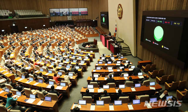 【서울=뉴시스】고승민 기자 = 2일 서울 여의도 국회에서 열린 제370회국회(임시회) 제1차 본회의에서 일본 정부의 보복적 수출규제 조치 철회 촉구 결의안에 대한 수정안이 재적 297인 중 재석 228인, 찬성 228인으로 가결되고 있다. 2019.08.02.kkssmm99@newsis.com