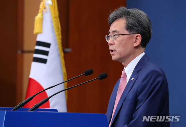【서울=뉴시스】전신 기자 = 김현종 국가안보실 2차장이 2일 청와대 춘추관 대브리핑룸에서 일본의 한국에 대한 화이트리스트 배제와 관련해 브리핑하고 있다. 2019.08.02.&nbsp; photo1006@newsis.com