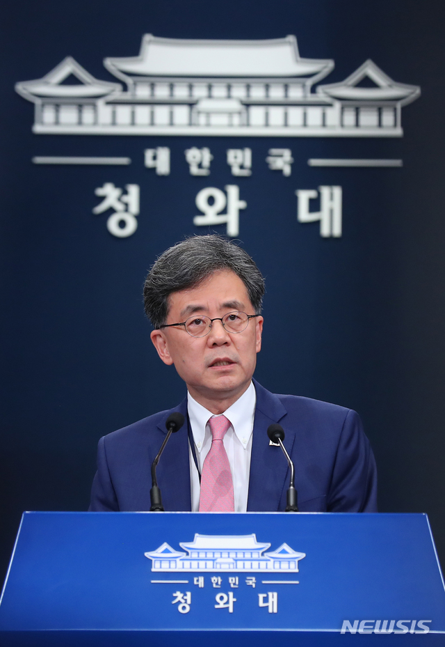 【서울=뉴시스】전신 기자 = 김현종 국가안보실 2차장이 2일 청와대 춘추관 대브리핑룸에서 일본의 한국에 대한 화이트리스트 배제와 관련해 브리핑하고 있다. 2019.08.02.&nbsp; photo1006@newsis.com