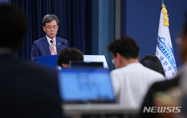 【서울=뉴시스】전신 기자 = 김현종 국가안보실 2차장이 2일 청와대 춘추관 대브리핑룸에서 일본의 한국에 대한 화이트리스트 배제와 관련해 브리핑하고 있다. 2019.08.02.&nbsp; photo1006@newsis.com
