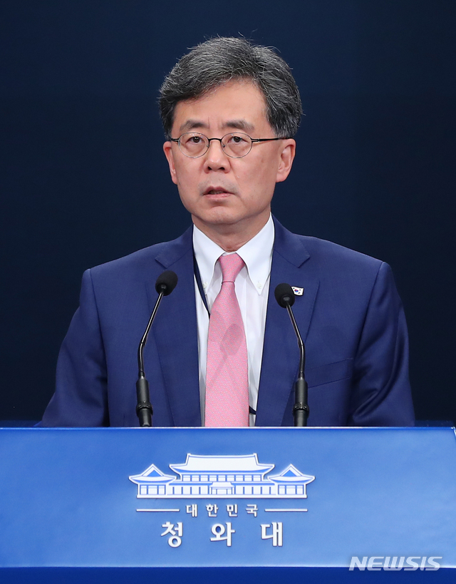 【서울=뉴시스】전신 기자 = 김현종 국가안보실 2차장이 2일 청와대 춘추관 대브리핑룸에서 일본의 한국에 대한 화이트리스트 배제와 관련해 브리핑하고 있다. 2019.08.02.&nbsp; photo1006@newsis.com