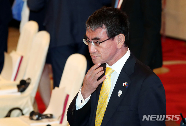 【방콕(태국)=뉴시스】최동준 기자 = 고노다로 일본 외무상이 지난 2일 오후(현지시간) 태국 방콕 센타라 그랜드호텔에서 열린 아세안지역안보포럼(ARF) 외교장관회의에 참석하고 있다. 2019.08.02. photo@newsis.com