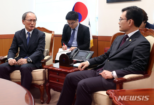 【서울=뉴시스】김병문 기자 = 나가미네 야스마사 주한 일본대사가 일본이 한국을 백색국가에서 제외한 것과 관련해 2일 오후 서울 종로구 외교부 청사로 초치돼 발언을 하고 있다. 오른쪽은 조세영 1차관. 2019.08.02.  photo@newsis.com