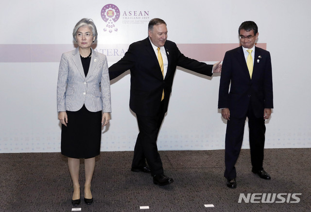 【방콕(태국)=뉴시스】최동준 기자 = 강경화 외교부 장관이 2일 오후(현지시간) 방콕 센타라 그랜드호텔에서 마이크 폼페이오 미국 국무부 장관, 고노 다로 일본 외무상과 외교장관회담을 마치고 기념촬영을 했다. 폼페이오 장관이 기념촬영 후 강경화 장관과 고노 다로 외무상을 향해 손짓을 하고 있다. 2019.08.02.&nbsp; photocdj@newsis.com