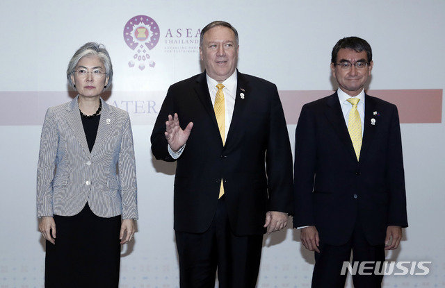 【방콕(태국)=뉴시스】최동준 기자 = 강경화 외교부 장관이 2일 오후(현지시간) 방콕 센타라 그랜드호텔에서 마이크 폼페이오 미국 국무부 장관, 고노 다로 일본 외무상과 외교장관회담을 마치고 기념촬영을 하고 있다. 2019.08.02.&nbsp; photocdj@newsis.com