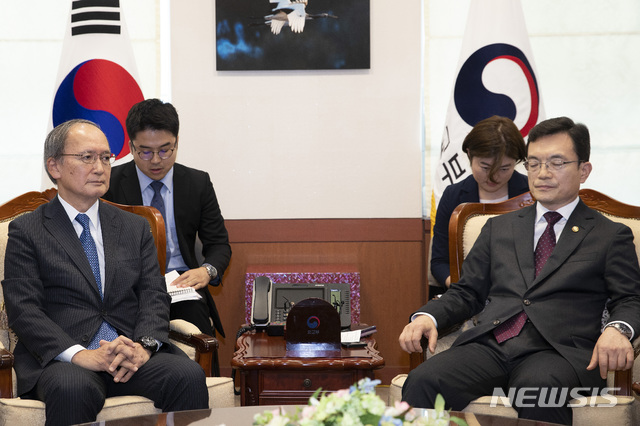 【서울=뉴시스】김병문 기자 = 나가미네 야스마사 주한 일본대사가 일본이 한국을 백색국가에서 제외한 것과 관련해 2일 오후 서울 종로구 외교부 청사로 초치되고 있다. 오른쪽은 조세영 외교부 1차관. 2019.08.02. photo@newsis.com