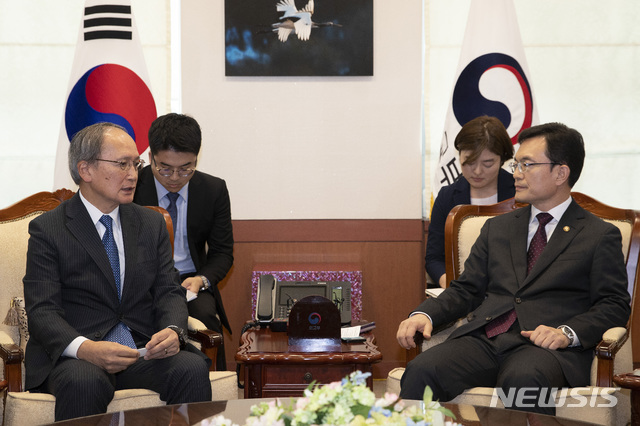 【서울=뉴시스】김병문 기자 = 나가미네 야스마사 주한 일본대사가 일본이 한국을 백색국가에서 제외한 것과 관련해 지난 2일 오후 서울 종로구 외교부 청사로 초치되고 있다. 오른쪽은 조세영 외교부 1차관. 2019.08.02. photo@newsis.com