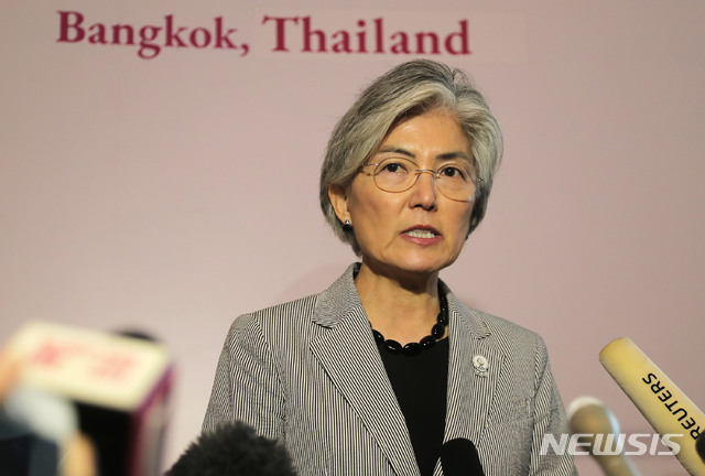 【방콕(태국)=뉴시스】최동준 기자 = 한미일 외교장관 회담을 마친 강경화 장관이 2일 오후(현지시간) 태국 방콕 센타라 그랜드호텔 미디어센터에서 브리핑을 하고 있다. 2019.08.02.&nbsp; photo@newsis.com