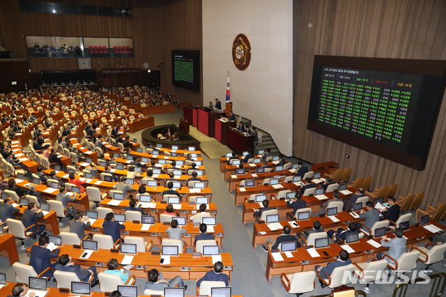 【서울=뉴시스】고승민 기자 = 2일 서울 여의도 국회에서 열린 제370회국회(임시회) 제1차 본회의에서 2019년도 제1회 추가경정예산안이 가결되고 있다. 2019.08.02.kkssmm99@newsis.com