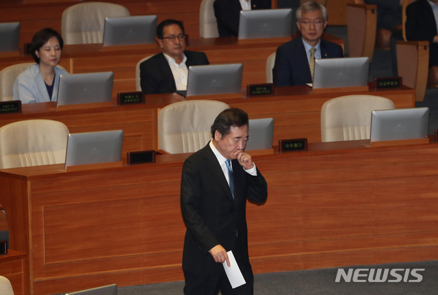 【서울=뉴시스】고승민 기자 = 2일 서울 여의도 국회에서 열린 제370회국회(임시회) 제1차 본회의에서 2019년도 제1회 추가경정예산안이 가결된 뒤 이낙연 국무총리가 정부 측 인사를 위해 연단으로 향하고 있다. 2019.08.02. kkssmm99@newsis.com