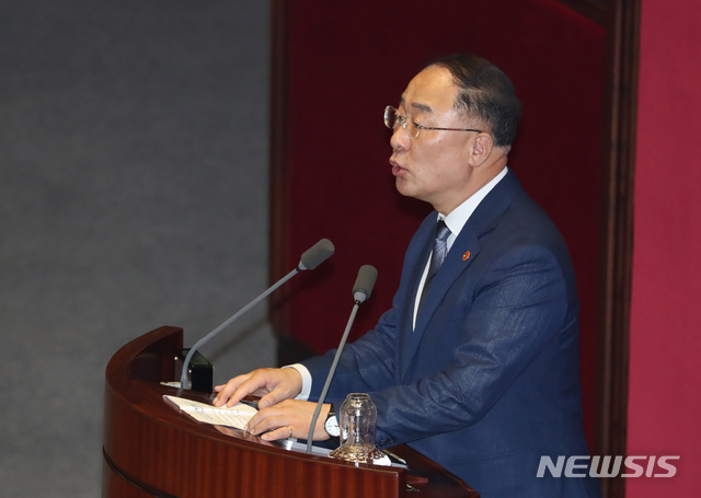 【서울=뉴시스】고승민 기자 = 2일 서울 여의도 국회에서 열린 제370회국회(임시회) 제1차 본회의에서 2019년도 제1회 추가경정예산안이 가결된 뒤 홍남기 경제부총리가 정부 측 인사를 위해 연단으로 향하고 있다. 2019.08.02.kkssmm99@newsis.com