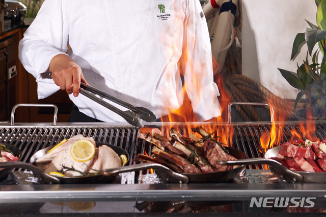 【서울=뉴시스】반얀트리 서울 '오아시스 풀사이드 바비큐 뷔페'