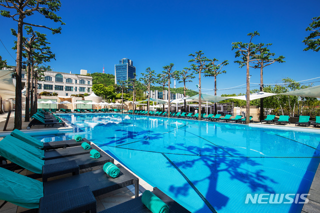 【서울=뉴시스】반얀트리 서울 야외 수영장 '오아시스'