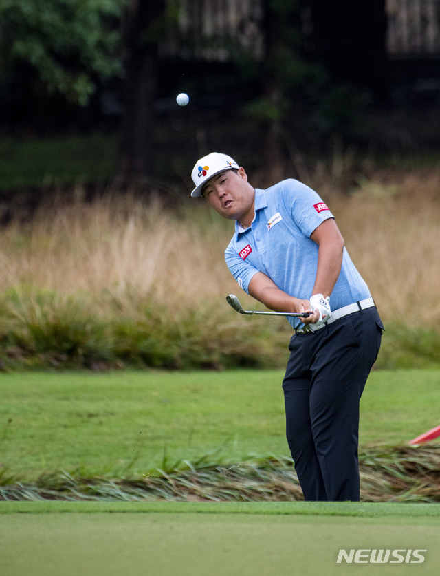 【그린즈버러=AP/뉴시스】임성재가 2일(현지시간) 미 노스캐롤라이나주 그린즈버러 시지필드 컨트리클럽에서 열린 PGA 투어 윈덤 챔피언십 2라운드 9번 홀에서 경기하고 있다.&nbsp; 첫날 안병훈과 공동 선두였던 임성재는 중간합계 11언더파 129타로 3위로 둘째 날을 마쳤다. 2019.08.03. 