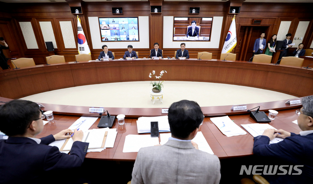 【서울=뉴시스】김병문 기자 = 진영(뒷줄 왼쪽 세번째) 행정안전부 장관이 3일 오전 서울 종로구 정부서울청사 영상회의실에서 열린 '비상 외교·경제 상황 지방대책 회의'를 주재하고 있다. 2019.08.03. dadazon@newsis.com