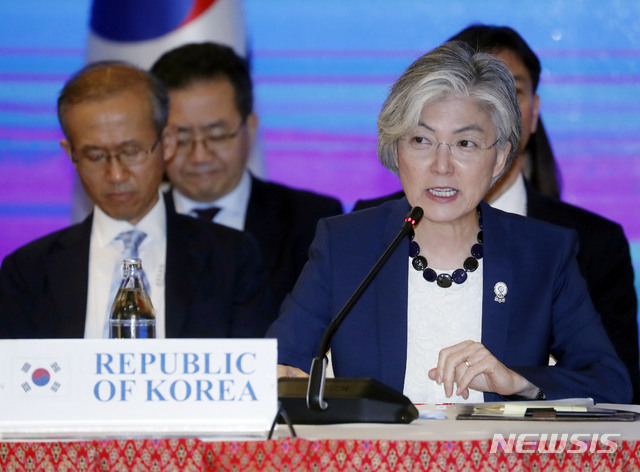 【방콕(태국)=뉴시스】최동준 기자 = 3일 (현지시간) 방콕 센타라 그랜드호텔에서 열린 한-메콩 외교장관회의에서 공동 의장국인 강경화 외교부 장관이 모두발언을 하고 있다. 이번 회의는 아세안의 역내 개발격차 해소를 위한 핵심지역인 메콩 지역과 협력 강화를 위해 개최됐다. 2019.08.03.&nbsp; photocdj@newsis.com