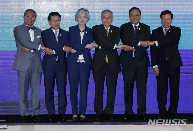 【방콕(태국)=뉴시스】최동준 기자 = 3일 (현지시간) 방콕 센타라 그랜드호텔에서 열린 한-메콩 외교장관회의에서 공동 의장국인 강경화(왼쪽 세번째) 외교부 장관이 돈 쁘라맛위나이(왼쪽 네번째) 태국 외교장관 등 각국 대표들과 기념촬영을 하고 있다. 이번 회의는 아세안의 역내 개발격차 해소를 위한 핵심지역인 메콩 지역과 협력 강화를 위해 개최됐다. 2019.08.03.&nbsp; photocdj@newsis.com