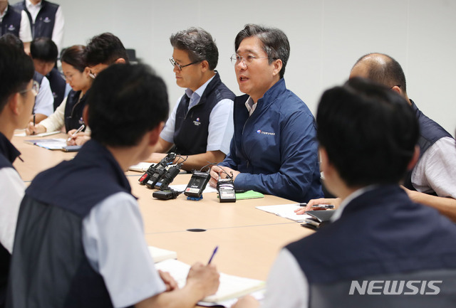 【서울=뉴시스】김진아 기자 = 성윤모 산업통상자원부 장관이 3일 오전 서울 중구 대한상공회의소에 마련된 소재부품 수급대응지원센터를 찾아 직원들과 간담회를 하고 있다. 2019.08.02.  bluesoda@newsis.com