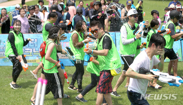 【서울=뉴시스】김선웅 기자 = 무더위가 지속된 3일 오전 서울 마포구 난지한강공원에서 열린 한강워터피크닉-물싸움축제에서 시민들이 물총싸움을 즐기고 있다. 2019.08.03. mangusta@newsis.com