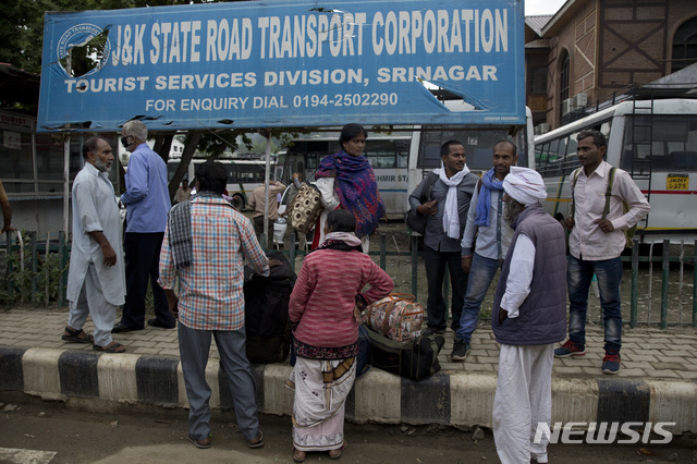 【스리나가르(인도령 카슈미르)=AP/뉴시스】인도 순례객들이 3일 인도령 카슈미르 스리나가르에서 스리나가르를 떠나기 위해 교통편을 기다리고 있다. 인도는 인도 순례객들을 겨냥한 테러 첩보가 있다며 인도령 카슈미르의 학생 및 방문자들에게 체류 일정을 단축, 떠나라고 지시했다. 인도와 파키스탄을 가르는 통제선에서 양측간 긴장은 한층 고조되고 있다. 2019.8.4