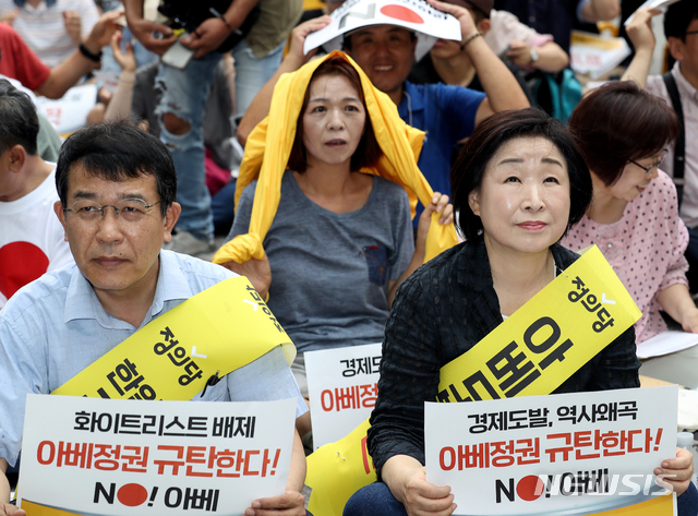 【서울=뉴시스】김병문 기자 = 정의당 심상정(오른쪽) 대표가 3일 오후 서울 종로구 일본대사관 소녀상 앞에서 열린 '아베도발 규탄·한일군사정보보호협정 파기 촉구 정의당 정당연설회'에서 아베정권을 규탄하는 손팻말을 들고 있다. 2019.08.03. dadazon@newsis.com