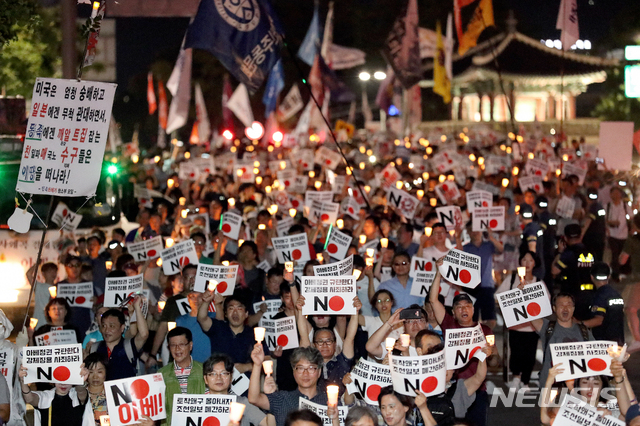 【서울=뉴시스】김병문 기자 = 3일 오후 역사왜곡·경제침략·평화위협 아베규탄 시민행동(아베규탄시민행동) 주최로 열린 ‘아베 규탄 3차 촛불문화제’에 참석한 시민들이 서울 종로구 일본대사관에서 조선일보사 방향으로 행진하고 있다. 2019.08.03. dadazon@newsis.com