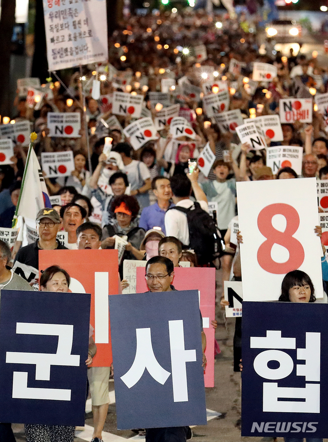 【서울=뉴시스】김병문 기자 = 3일 오후 역사왜곡·경제침략·평화위협 아베규탄 시민행동(아베규탄시민행동) 주최로 열린 ‘아베 규탄 3차 촛불문화제’에 참석한 시민들이 서울 종로구 일본대사관에서 조선일보사 방향으로 행진하고 있다. 2019.08.03. dadazon@newsis.com