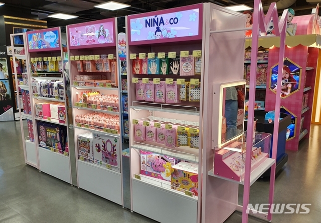 【서울=뉴시스】롯데마트 '토이저러스' 잠실점 '네일 존'