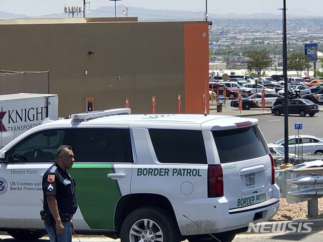 【엘패소( 미 텍사스주)=AP/뉴시스】 미국 텍사스주 엘패소 시의 쇼핑몰에서 3일(현지시간) 총격사건으로 20여명의 부상자가 발생했고 그 중 한 명이 병원에서 숨졌다고 경찰이 밝혔다.   