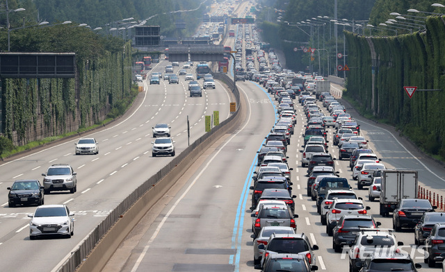 【서울=뉴시스】이영환 기자 = 휴가철인 4일 오후 서울 서초구 잠원IC에서 바라본 경부고속도로 하행선(오른쪽) 구간이 정체를 빚고 있다. 2019.08.04.20hwan@newsis.com 이 사진은 기사와 직접적인 관련 없음.