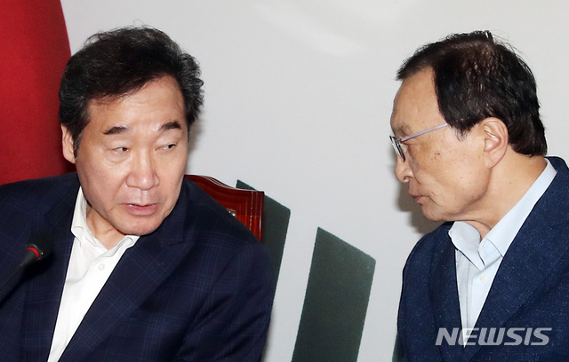 【서울=뉴시스】이종철 기자 = 일본의 경제보복 조치에 대응하기 위해 더불어민주당과 정부, 청와대가 4일 서울 여의도 국회에서 개최한 고위당정협의회에서 이낙연 총리와 민주당 이해찬 대표가 심각한 표정으로 소재·부품·장비 경쟁력 강화 대책을 논의하고 있다. 이날 협의회에 더불어민주당에서는 이해찬 대표와 이인영 원내대표, 윤호중 사무총장과 조정식 정책위의장 등이 참석했고 정부에서는 이낙연 국무총리와 홍남기 경제부총리 겸 기획재정부 장관, 유영민 과학기술정보통신부 장관, 박영선 중소벤처기업부 장관, 최종구 금융위원장 등이 참석했으며 청와대에서는 김상조 정책실장, 강기정 정무수석 등이 참석 했다. 2019.08.04. jc4321@newsis.com