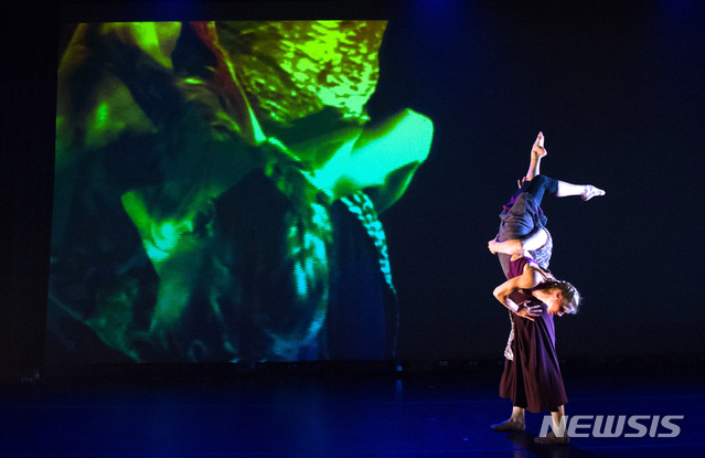 【광주=뉴시스】 류형근 기자 = 국립아시아문화전당은 6일과 7일 이틀동안 미국 공연예술센터 브루클린음악아카데미(BAM)에서 최초로 선보인 김영순 예술감독의 멀티미디어 무용극 '이터널 나우(Eternal NOW)'를 공연한다고 4일 밝혔다. 2019.08.04. (사진=국립아시아문화전당 제공) photo@newsis.com